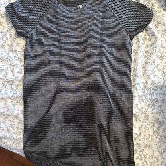 Lululemon shirt size 2 - Picture 4 of 4